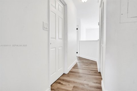 Снять в аренду таунхаус в Катлер-Бей, Флорида 2 спальни, 106.28м2, № 1992408 - фото 24