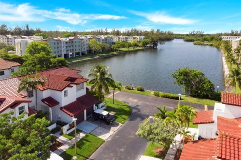 Снять в аренду таунхаус в Катлер-Бей, Флорида 2 спальни, 106.28м2, № 1992408 - фото 4