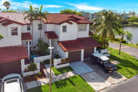 Снять в аренду таунхаус в Катлер-Бей, Флорида 2 спальни, 106.28м2, № 1992408 - фото 3