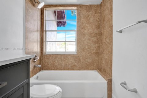 Снять в аренду таунхаус в Катлер-Бей, Флорида 2 спальни, 106.28м2, № 1992408 - фото 29