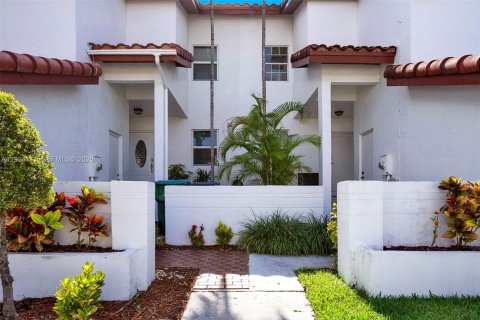 Снять в аренду таунхаус в Катлер-Бей, Флорида 2 спальни, 106.28м2, № 1992408 - фото 8