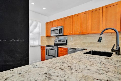 Снять в аренду таунхаус в Катлер-Бей, Флорида 2 спальни, 106.28м2, № 1992408 - фото 13