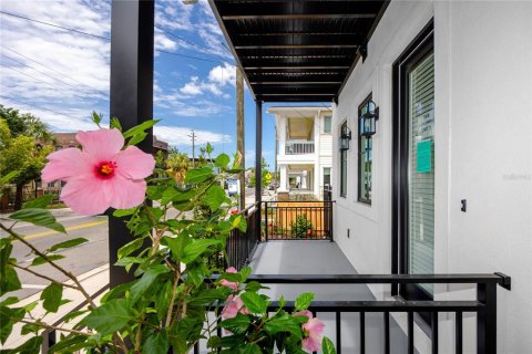 Townhouse in Tampa, Florida 3 bedrooms, 161 sq.m. № 2119930 - photo 5