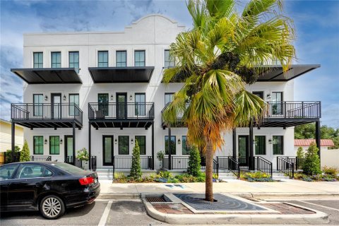Townhouse in Tampa, Florida 3 bedrooms, 161 sq.m. № 2119930 - photo 2