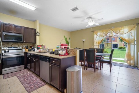 Touwnhouse à vendre à Miramar, Floride: 3 chambres, 153.85 m2 № 2389782 - photo 7