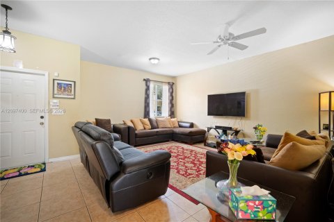 Touwnhouse à vendre à Miramar, Floride: 3 chambres, 153.85 m2 № 2389782 - photo 5