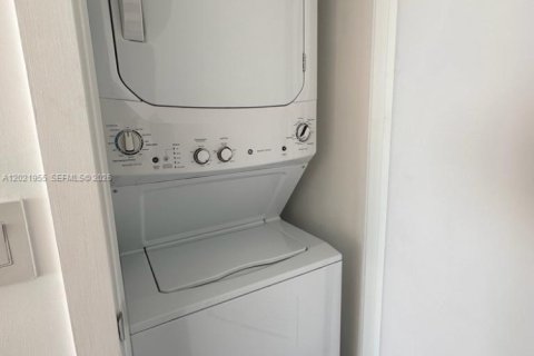 Condominio en alquiler en Miami, Florida, 1 dormitorio, 87.33 m2 № 2085454 - foto 5