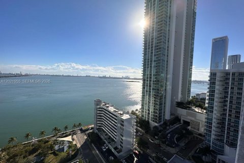 Condominio en alquiler en Miami, Florida, 1 dormitorio, 87.33 m2 № 2085454 - foto 2