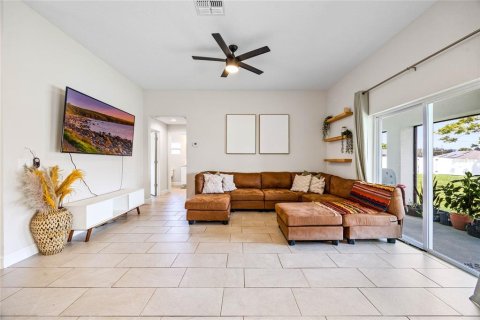 House in Deltona, Florida 3 bedrooms, 147.9 sq.m. № 1354135 - photo 15