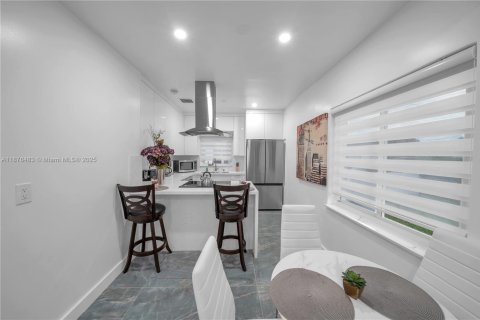 Immobilier commercial à vendre à Biscayne Park, Floride: 135.64 m2 № 1977418 - photo 11