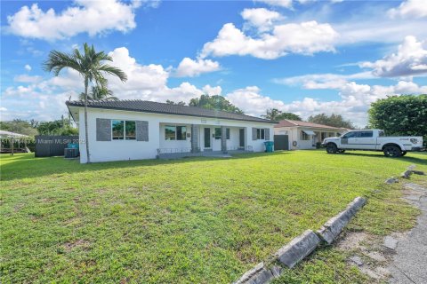 Immobilier commercial à vendre à Biscayne Park, Floride: 135.64 m2 № 1977418 - photo 1