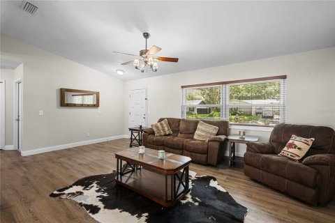House in Lutz, Florida 3 bedrooms, 119.01 sq.m. № 2302424 - photo 2