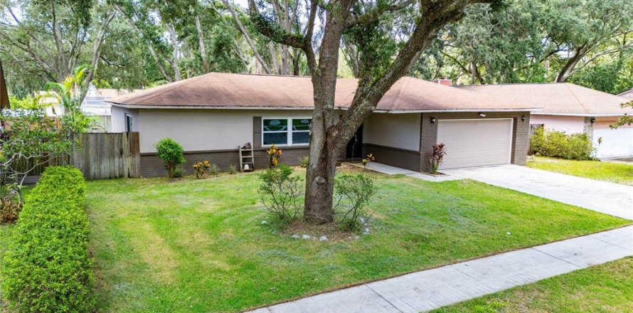 House in Lutz, Florida 3 bedrooms, 119.01 sq.m. № 2302424
