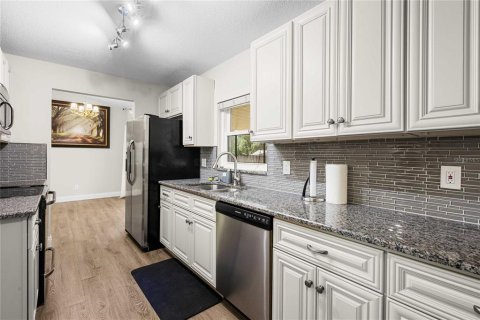 House in Lutz, Florida 3 bedrooms, 119.01 sq.m. № 2302424 - photo 3