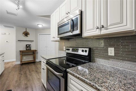 House in Lutz, Florida 3 bedrooms, 119.01 sq.m. № 2302424 - photo 4