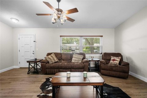 House in Lutz, Florida 3 bedrooms, 119.01 sq.m. № 2302424 - photo 17
