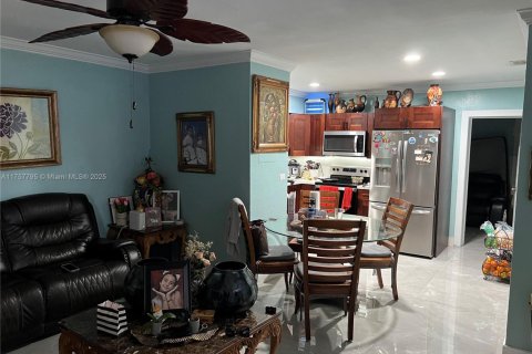 House in Miami, Florida 6 bedrooms, 415.27 sq.m. № 1860312 - photo 4