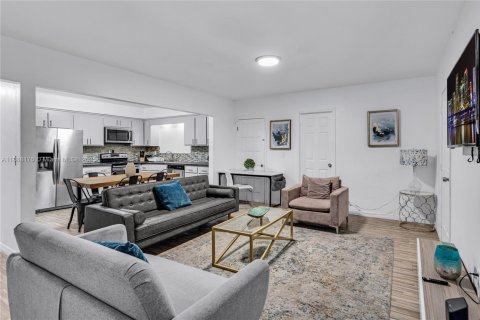 Villa ou maison à louer à Miami, Floride: 4 chambres, 221.29 m2 № 1941209 - photo 1