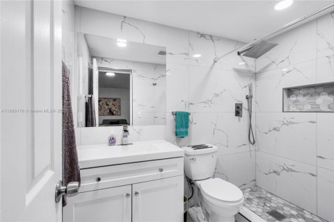 Villa ou maison à louer à Miami, Floride: 4 chambres, 221.29 m2 № 1941209 - photo 11