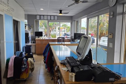 Commercial property in Hialeah, Florida № 2383225 - photo 13