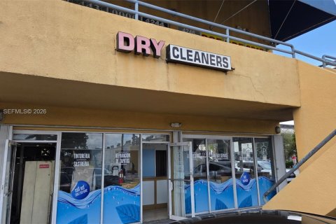 Commercial property in Hialeah, Florida № 2383225 - photo 11