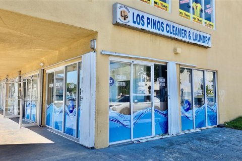Commercial property in Hialeah, Florida № 2383225