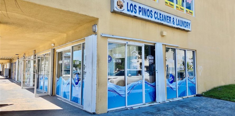 Commercial property in Hialeah, Florida № 2383225