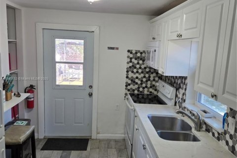 Villa ou maison à louer à Hollywood, Floride: 3 chambres, 120.87 m2 № 1921475 - photo 3
