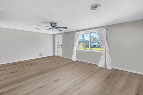 House in Englewood, Florida 2 bedrooms, 141.03 sq.m. № 1542350 - photo 6