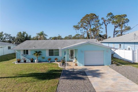 House in Englewood, Florida 2 bedrooms, 141.03 sq.m. № 1542350 - photo 1