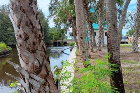 House in Spring Hill, Florida 3 bedrooms, 143.07 sq.m. № 2408959 - photo 8