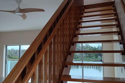 House in Spring Hill, Florida 3 bedrooms, 143.07 sq.m. № 2408959 - photo 14