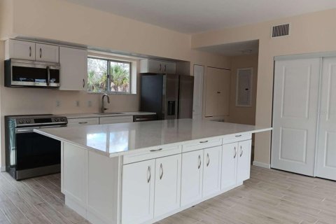 House in Spring Hill, Florida 3 bedrooms, 143.07 sq.m. № 2408959 - photo 15