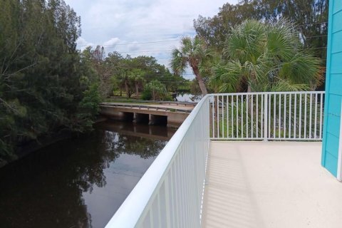 House in Spring Hill, Florida 3 bedrooms, 143.07 sq.m. № 2408959 - photo 11