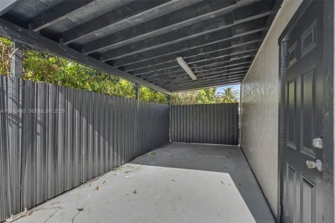 House in Miami, Florida 3 bedrooms, 209.4 sq.m. № 1968419 - photo 29