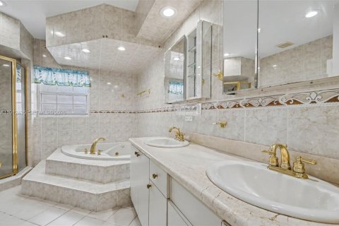 House in Miami, Florida 3 bedrooms, 209.4 sq.m. № 1968419 - photo 16