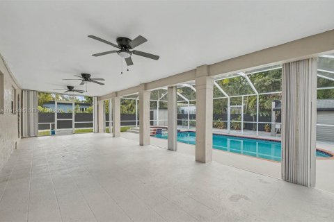 House in Miami, Florida 3 bedrooms, 209.4 sq.m. № 1968419 - photo 13