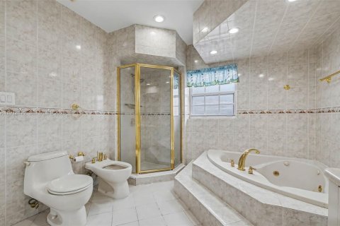 House in Miami, Florida 3 bedrooms, 209.4 sq.m. № 1968419 - photo 17