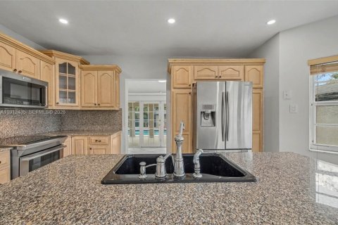 House in Miami, Florida 3 bedrooms, 209.4 sq.m. № 1968419 - photo 9