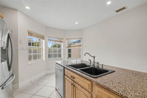 House in Miami, Florida 3 bedrooms, 209.4 sq.m. № 1968419 - photo 10