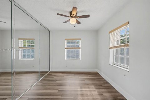 House in Miami, Florida 3 bedrooms, 209.4 sq.m. № 1968419 - photo 18