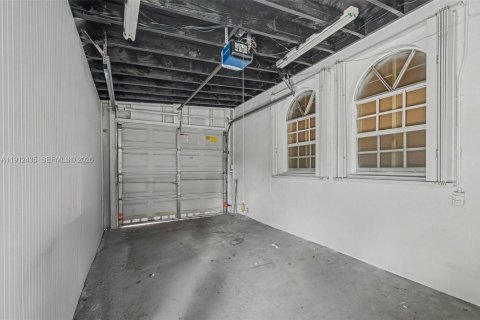 House in Miami, Florida 3 bedrooms, 209.4 sq.m. № 1968419 - photo 30