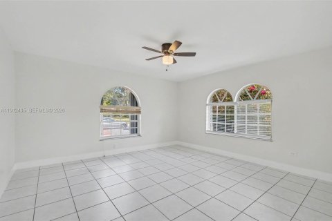 House in Miami, Florida 3 bedrooms, 209.4 sq.m. № 1968419 - photo 14