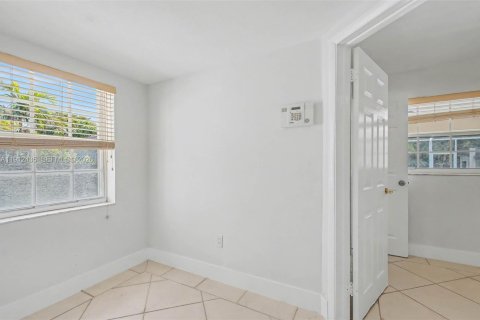 House in Miami, Florida 3 bedrooms, 209.4 sq.m. № 1968419 - photo 19