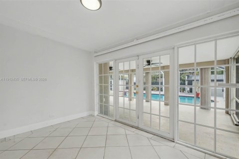 House in Miami, Florida 3 bedrooms, 209.4 sq.m. № 1968419 - photo 12