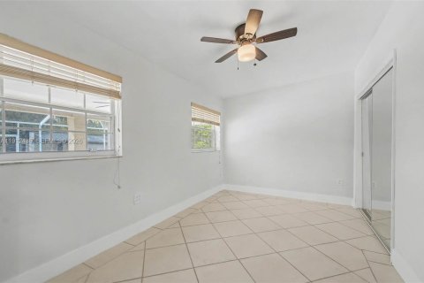 House in Miami, Florida 3 bedrooms, 209.4 sq.m. № 1968419 - photo 20