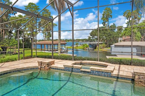 House in Windermere, Florida 4 bedrooms, 368.45 sq.m. № 2351570