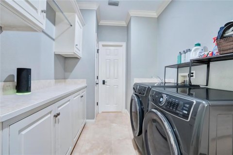 House in Windermere, Florida 4 bedrooms, 368.45 sq.m. № 2351570 - photo 24