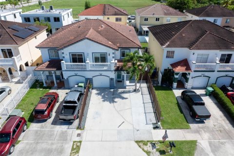 Townhouse in Homestead, Florida 4 bedrooms, 168.34 sq.m. № 2078507 - photo 4