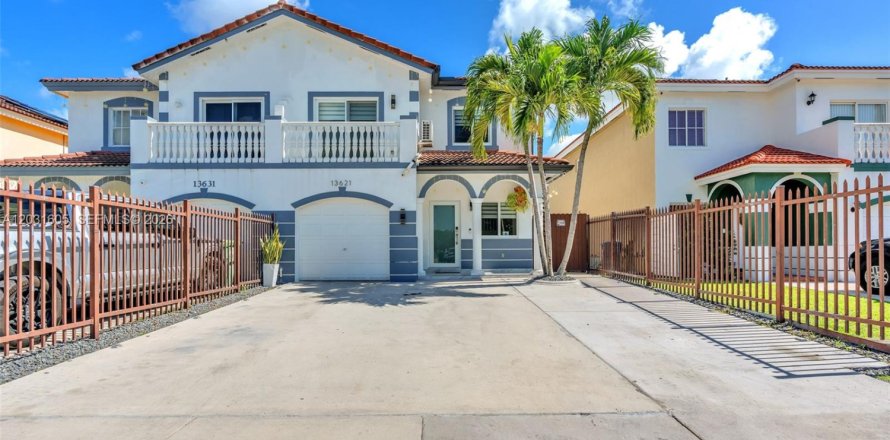Townhouse in Homestead, Florida 4 bedrooms, 168.34 sq.m. № 2078507